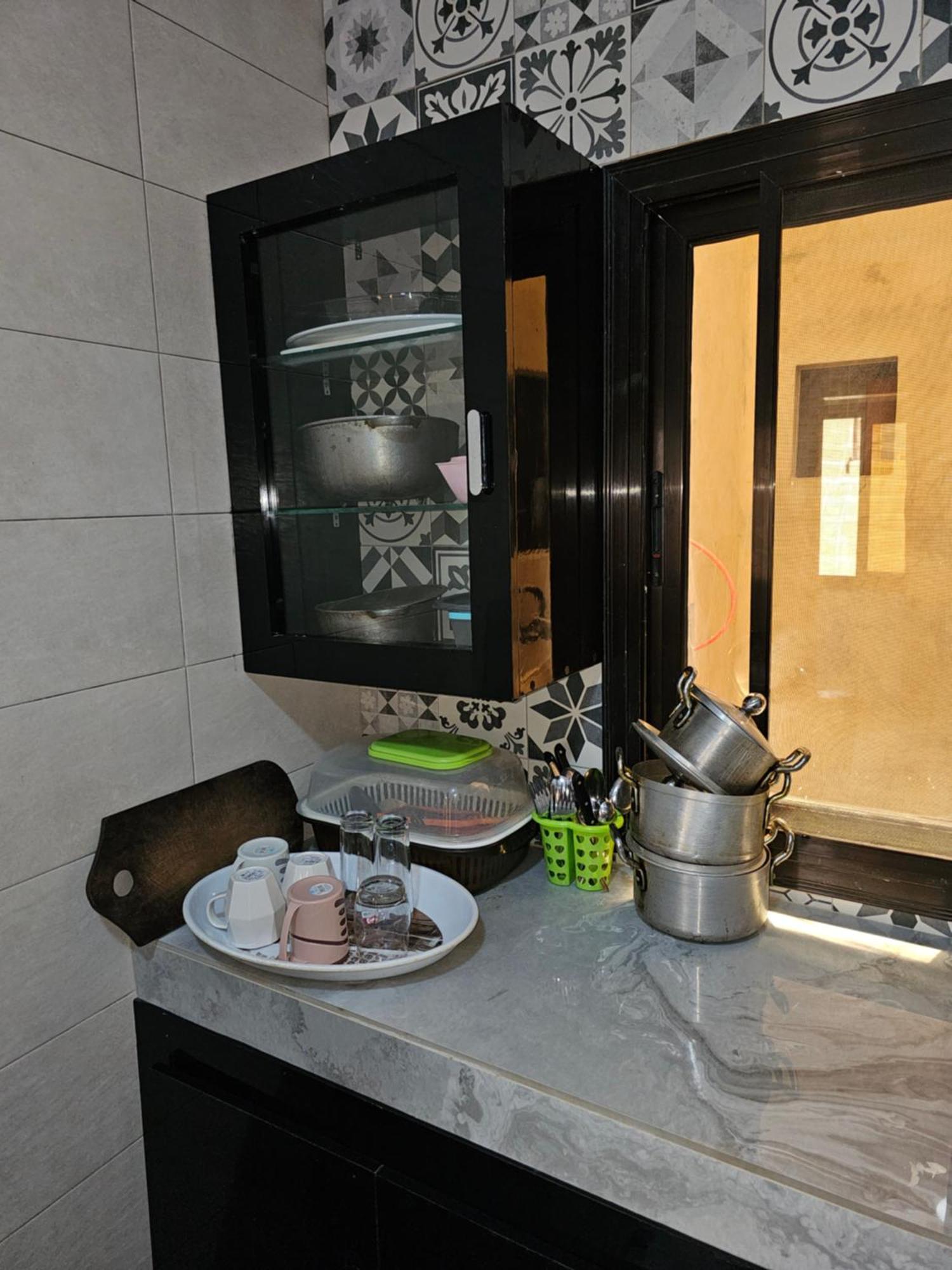 Chambre Ngor- Douche Privee-salon-cuisine-netflix Pensión