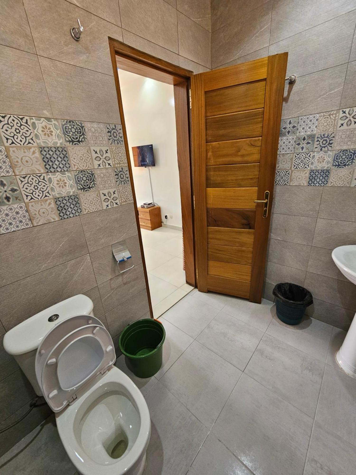 Chambre Ngor- Douche Privee-salon-cuisine-netflix Pensión Dakar