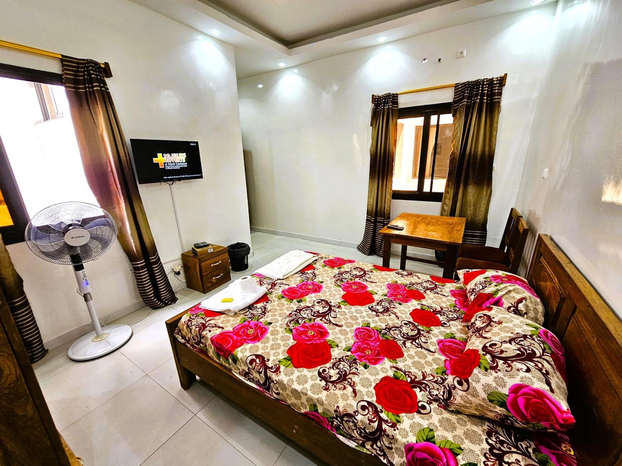 Chambre Ngor- Douche Privee-salon-cuisine-netflix
