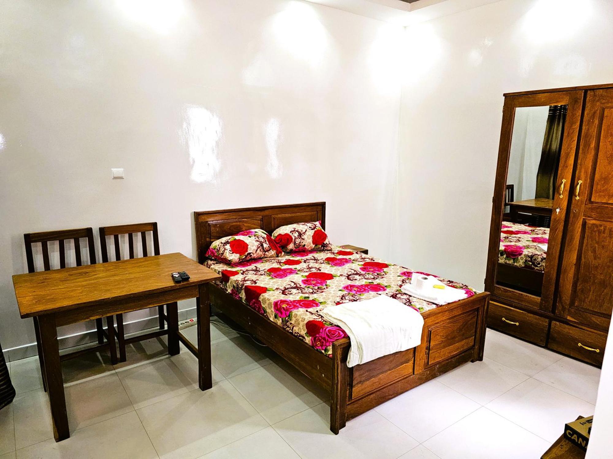Chambre Ngor- Douche Privee-salon-cuisine-netflix Pensión *