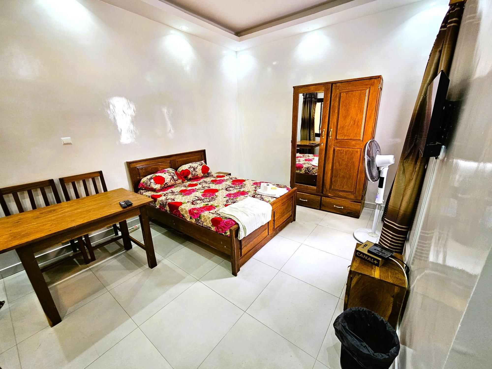 Chambre Ngor- Douche Privee-salon-cuisine-netflix Pensión
